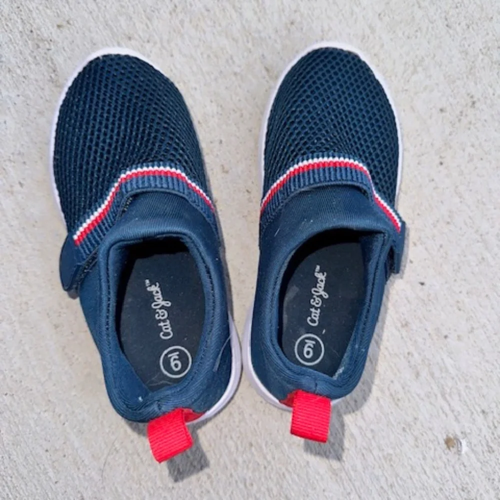 Toddler size 9 Cat & Jack Water shoes. Swim, boat, river sandals. Worn once.